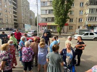Вячеслав Тарасов встретился с жителями многоквартирного дома на проспекте Строителей